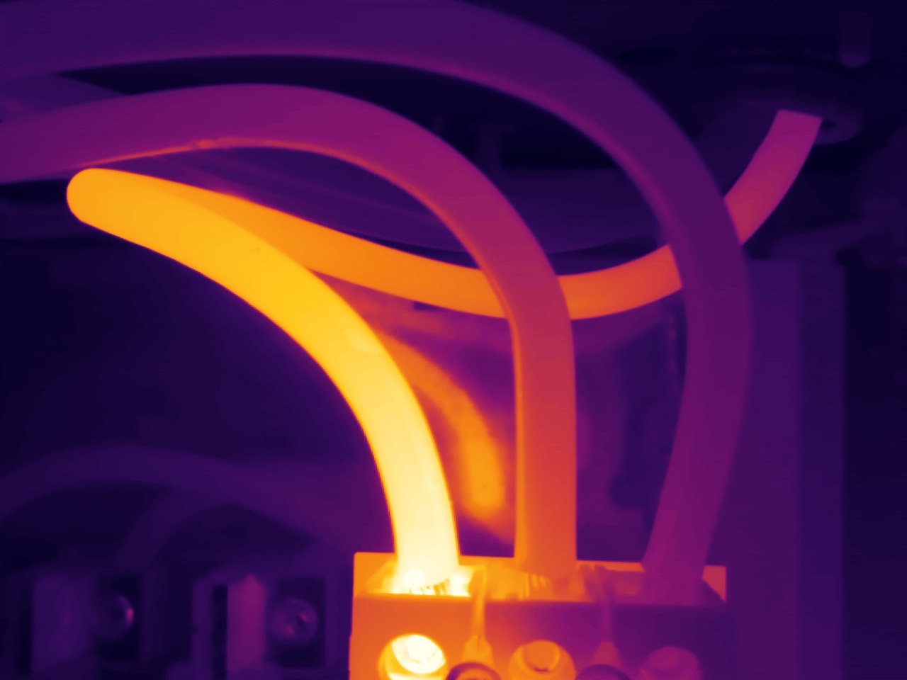 Fuse block — one conductor and its lug at 99 °C
