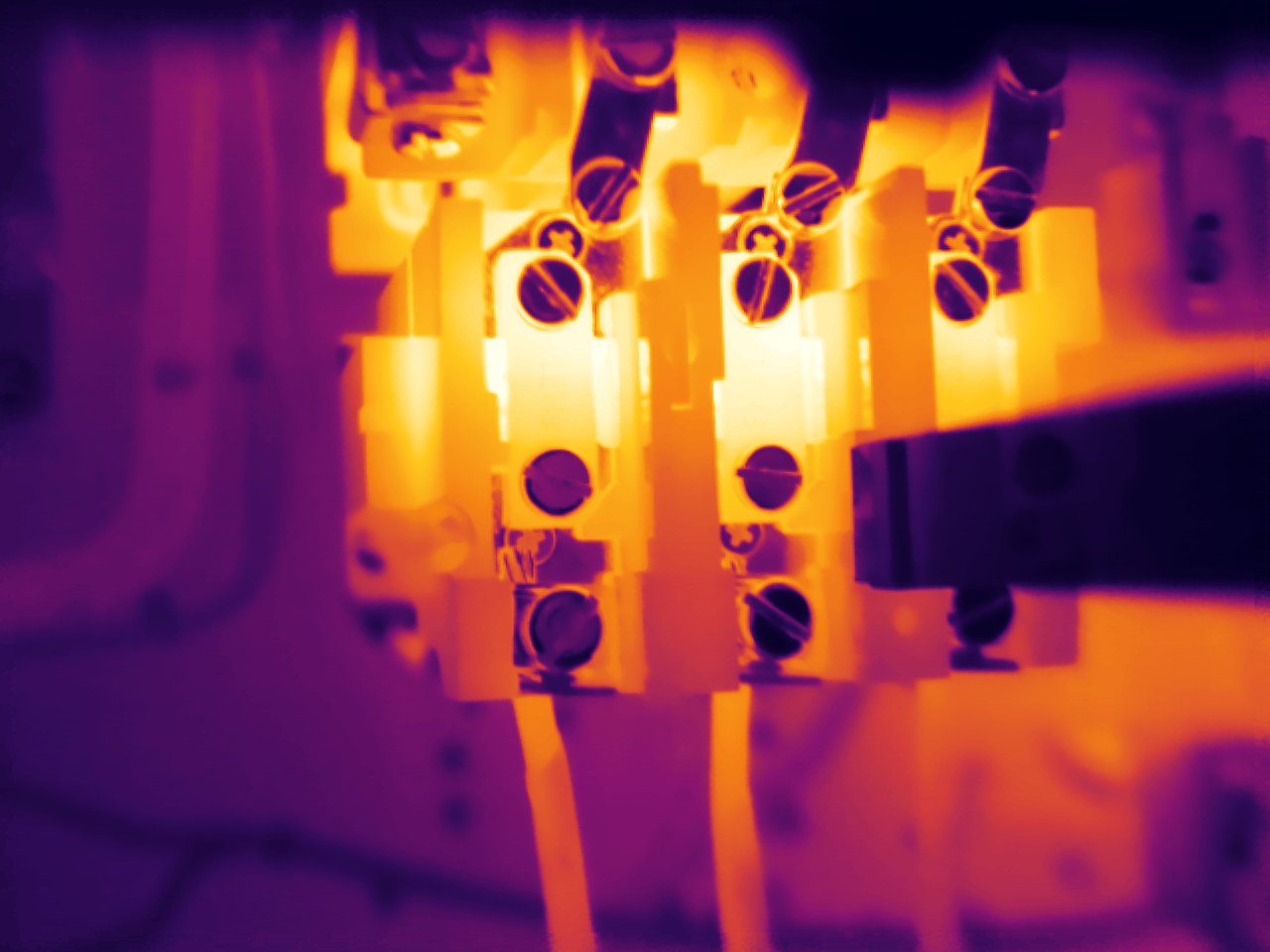 Motor starter — contactor terminals at 146 °C