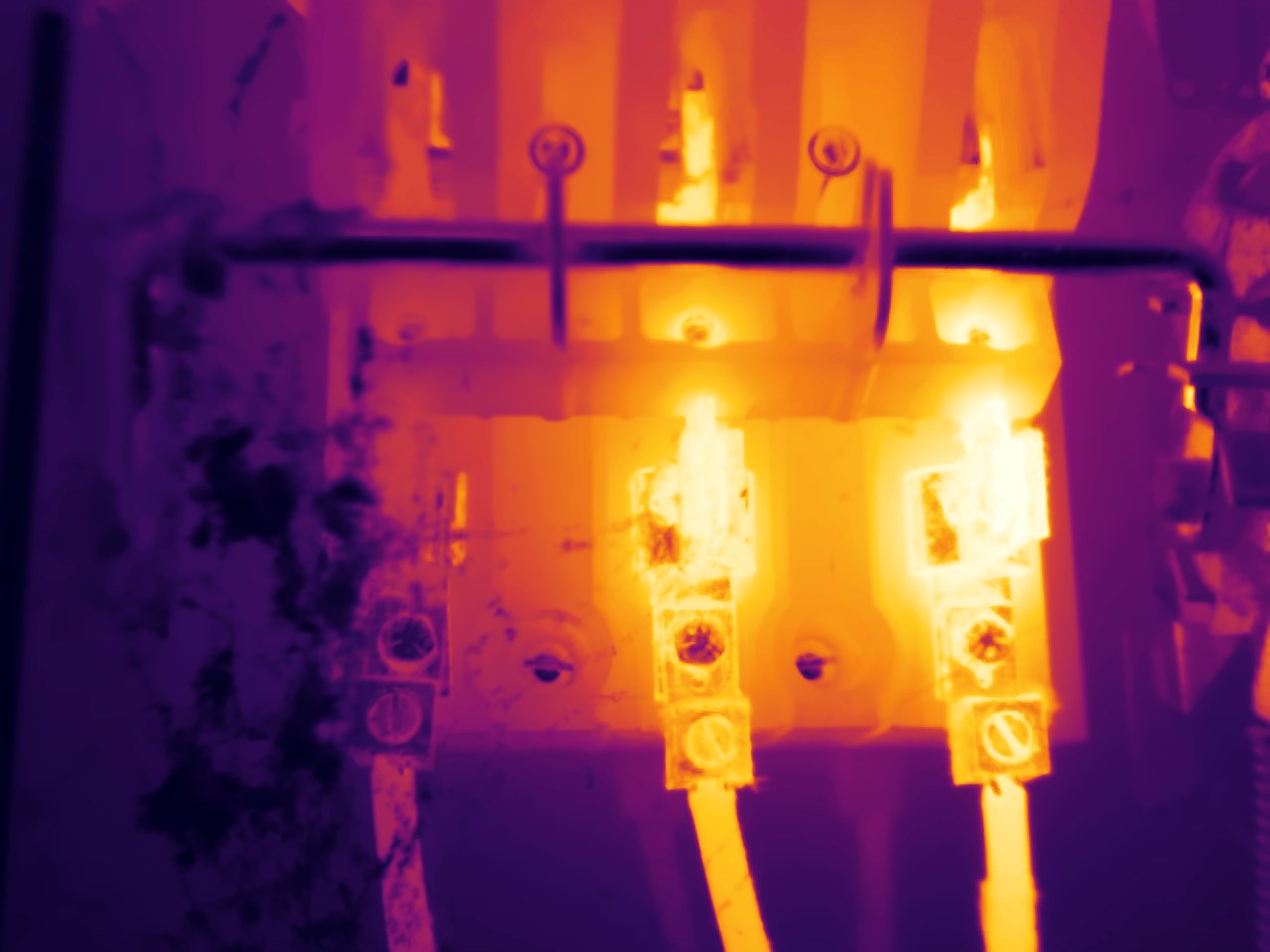 Fused disconnect — fuse clips at 106 °C