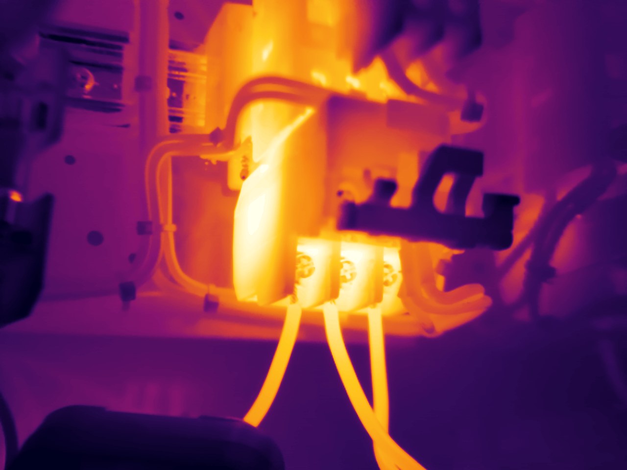 Motor starter — one line-side conductor at 82 °C
