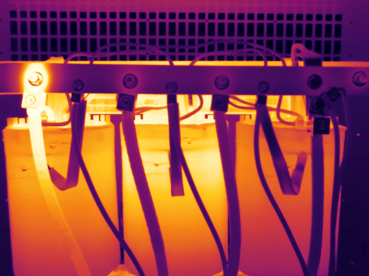 Dry-type transformer — secondary terminal at 100 °C